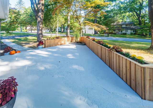 11 Tree Top Lane, Poughkeepsie, NY 12603