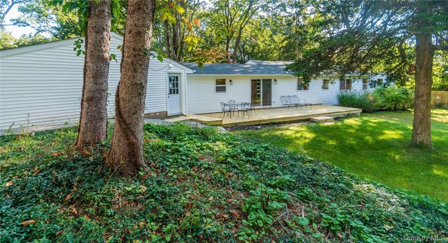 11 Tree Top Lane, Poughkeepsie, NY 12603