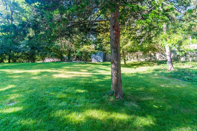 11 Tree Top Lane, Poughkeepsie, NY 12603