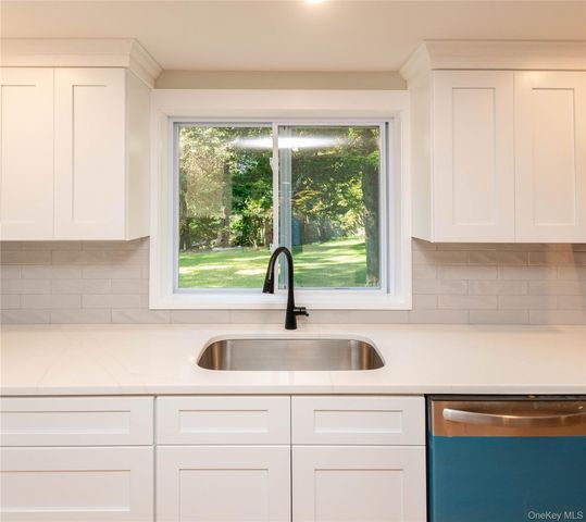 11 Tree Top Lane, Poughkeepsie, NY 12603