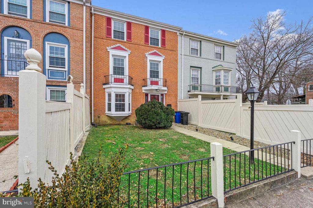 8102 PINELAKE CT, Alexandria, VA 22309