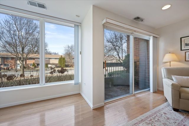 1925 Lake Avenue 104, Wilmette, IL 60091