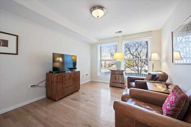 1925 Lake Avenue 104, Wilmette, IL 60091