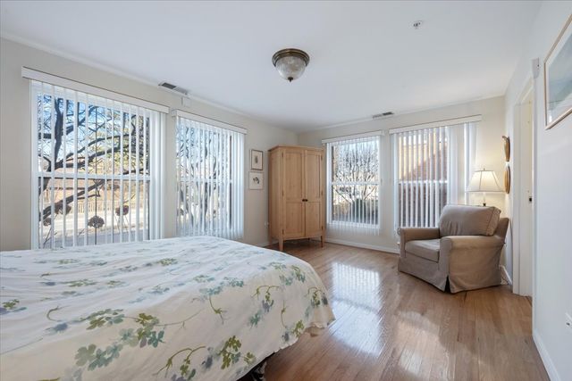 1925 Lake Avenue 104, Wilmette, IL 60091