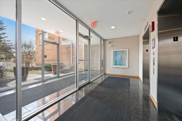 1925 Lake Avenue 104, Wilmette, IL 60091