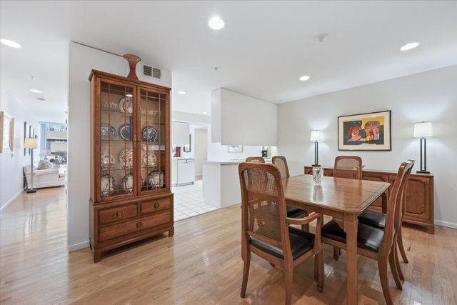 1925 Lake Avenue 104, Wilmette, IL 60091