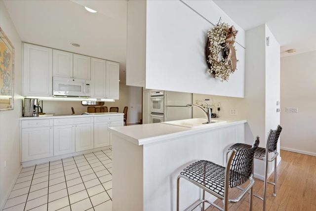 1925 Lake Avenue 104, Wilmette, IL 60091