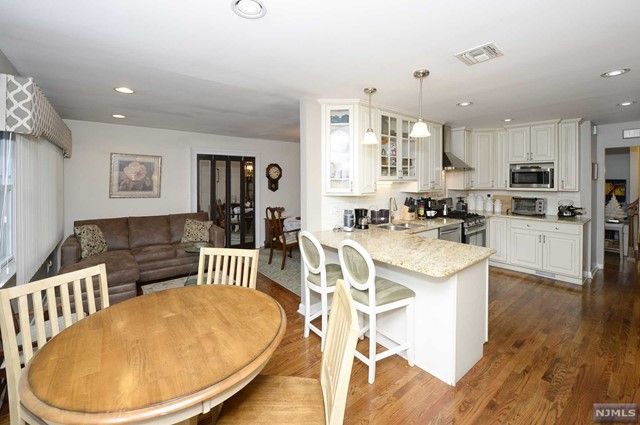 72 Cherokee Trail, Oakland, NJ 07436
