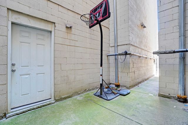 1417 W CHICAGO Avenue C1, Chicago, IL 60642