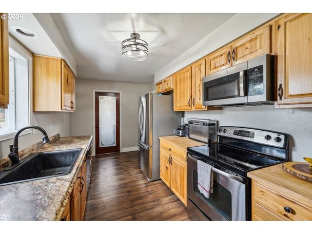 3381 NEBRASKA St, Longview, WA 98632