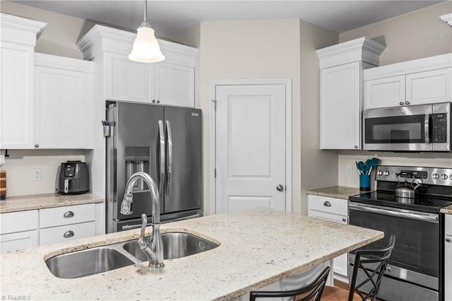 2529 Fiddlers Glenn Drive, Winston-salem, NC 27127