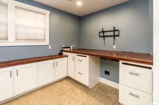 1591 N Reed Station Road, Carbondale, IL 62901