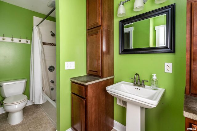 1591 N Reed Station Road, Carbondale, IL 62901