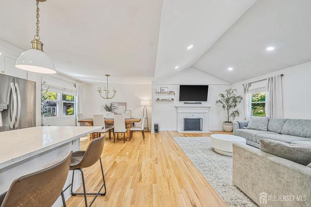 4 Bunker Hill Run, East Brunswick, NJ 08816