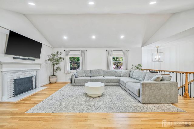 4 Bunker Hill Run, East Brunswick, NJ 08816