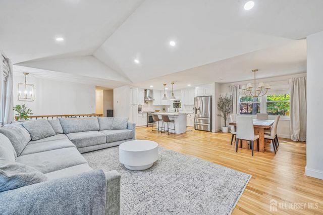 4 Bunker Hill Run, East Brunswick, NJ 08816
