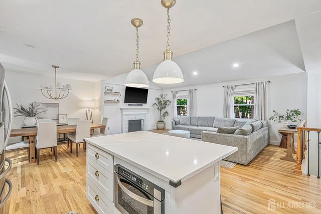 4 Bunker Hill Run, East Brunswick, NJ 08816
