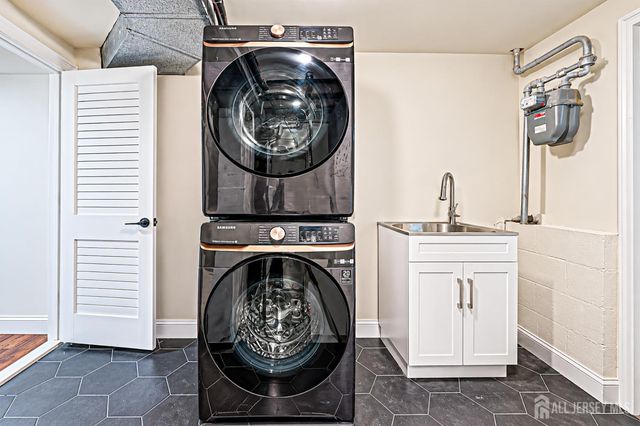 4 Bunker Hill Run, East Brunswick, NJ 08816