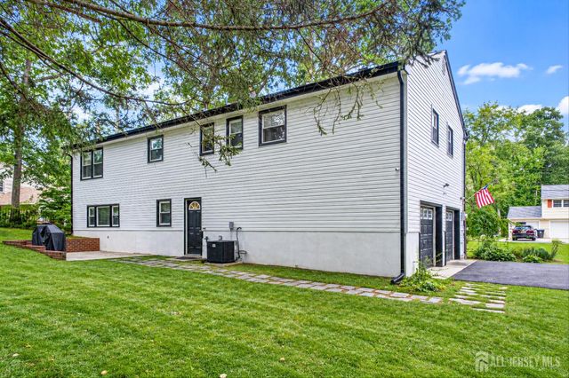 4 Bunker Hill Run, East Brunswick, NJ 08816
