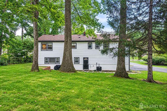 4 Bunker Hill Run, East Brunswick, NJ 08816