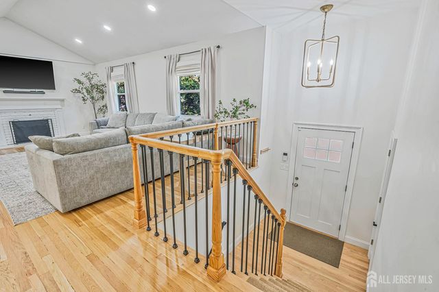 4 Bunker Hill Run, East Brunswick, NJ 08816