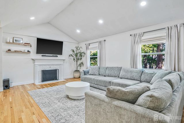 4 Bunker Hill Run, East Brunswick, NJ 08816