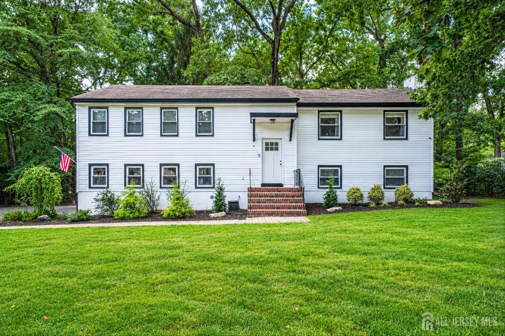 4 Bunker Hill Run, East Brunswick, NJ 08816