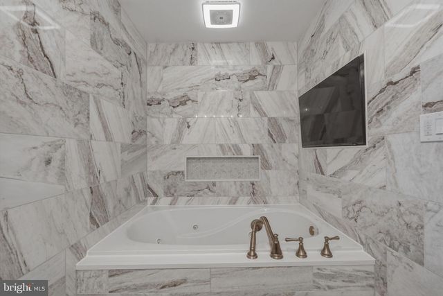 323 PARRY RD, Cinnaminson, NJ 08077