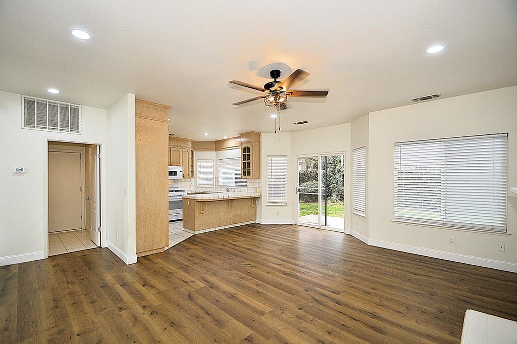 Image 14 of property listing at 2549 E Jenny Avenue, Fresno, CA 93720