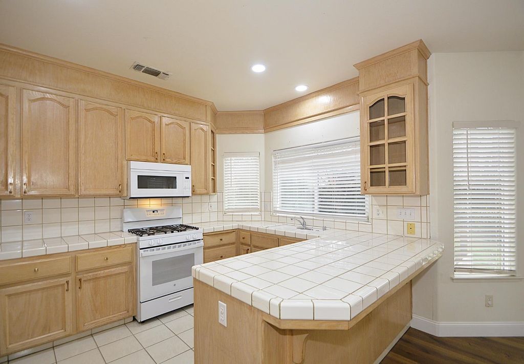 Image 15 of property listing at 2549 E Jenny Avenue, Fresno, CA 93720