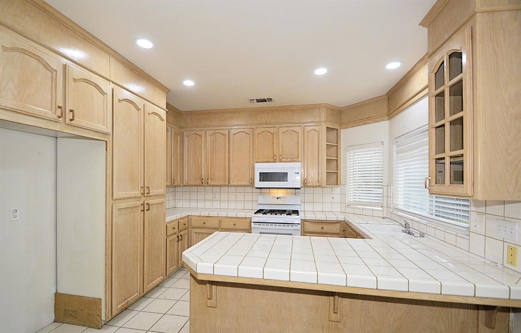 Image 17 of property listing at 2549 E Jenny Avenue, Fresno, CA 93720