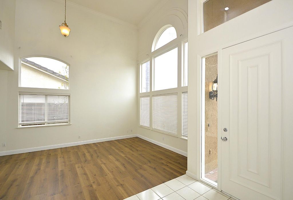 Image 7 of property listing at 2549 E Jenny Avenue, Fresno, CA 93720