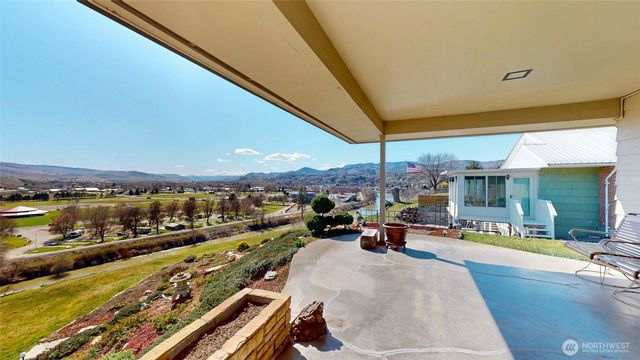 644 Dewberry Avenue E, Omak, WA 98841