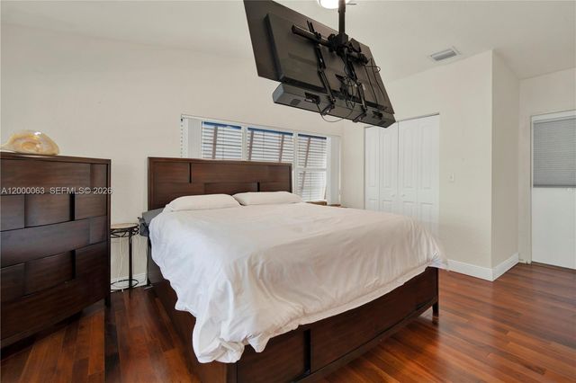 9401 Jamaica Dr, Cutler Bay, FL 33189