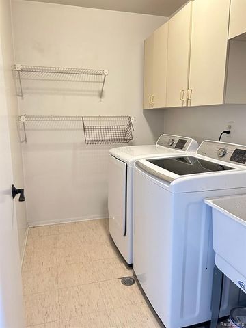 29657 Pine Ridge Circle, Farmington Hills, MI 48331