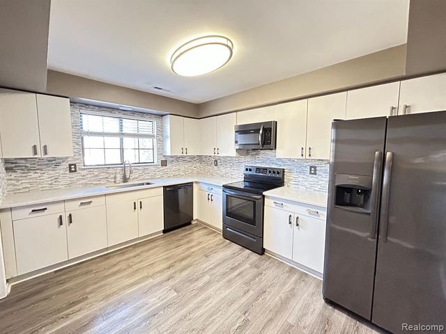 29657 Pine Ridge Circle, Farmington Hills, MI 48331
