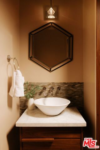 3019 Surry Street, Los Angeles, CA 90027