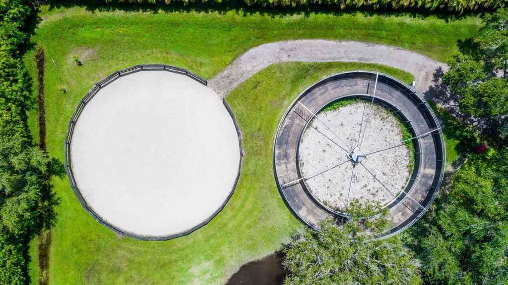 Image 14 of property listing at 2780 Skipiks Way, Wellington, FL 33470