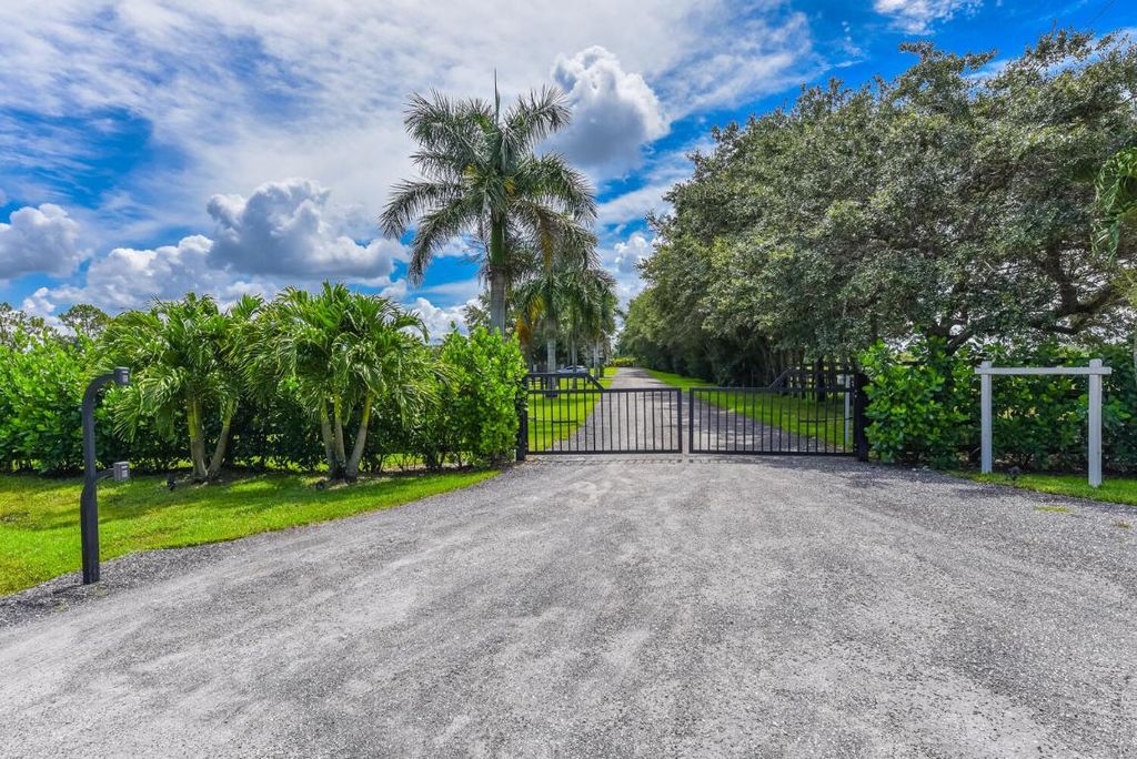 Image 2 of property listing at 2780 Skipiks Way, Wellington, FL 33470