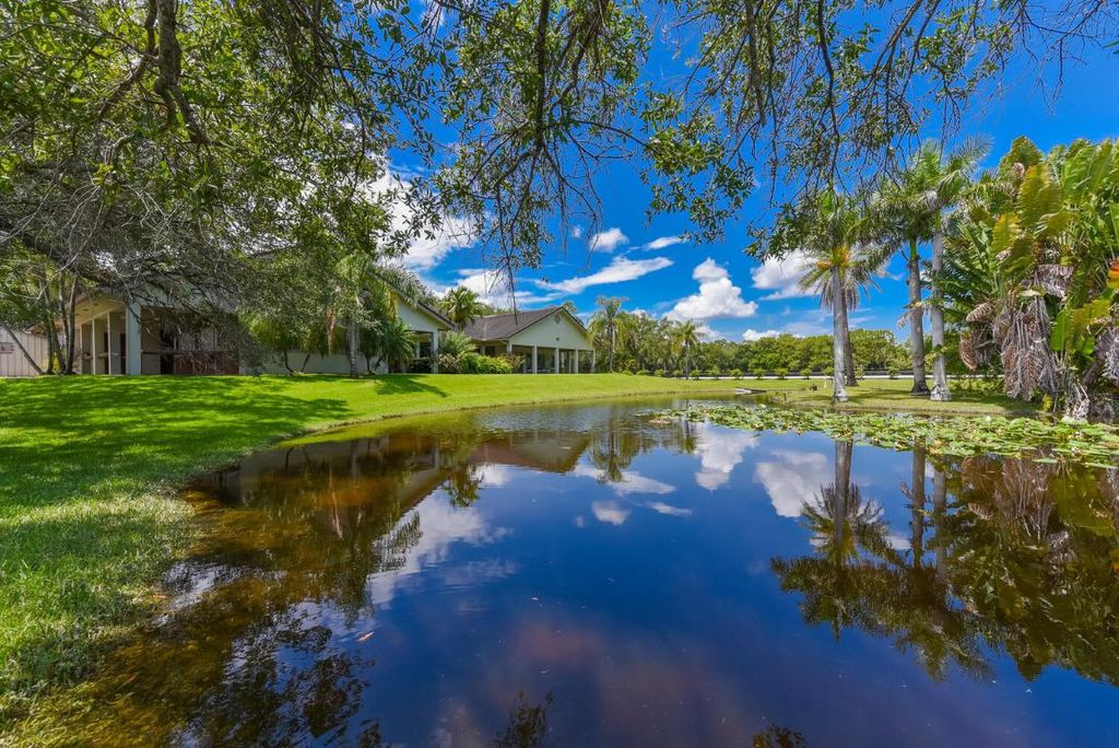 Image 31 of property listing at 2780 Skipiks Way, Wellington, FL 33470