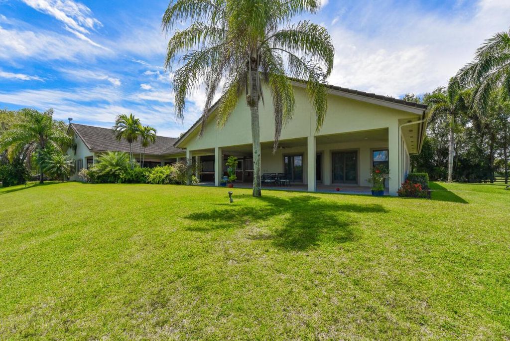 Image 5 of property listing at 2780 Skipiks Way, Wellington, FL 33470