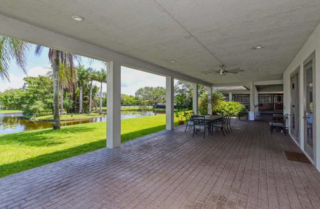 Image 6 of property listing at 2780 Skipiks Way, Wellington, FL 33470