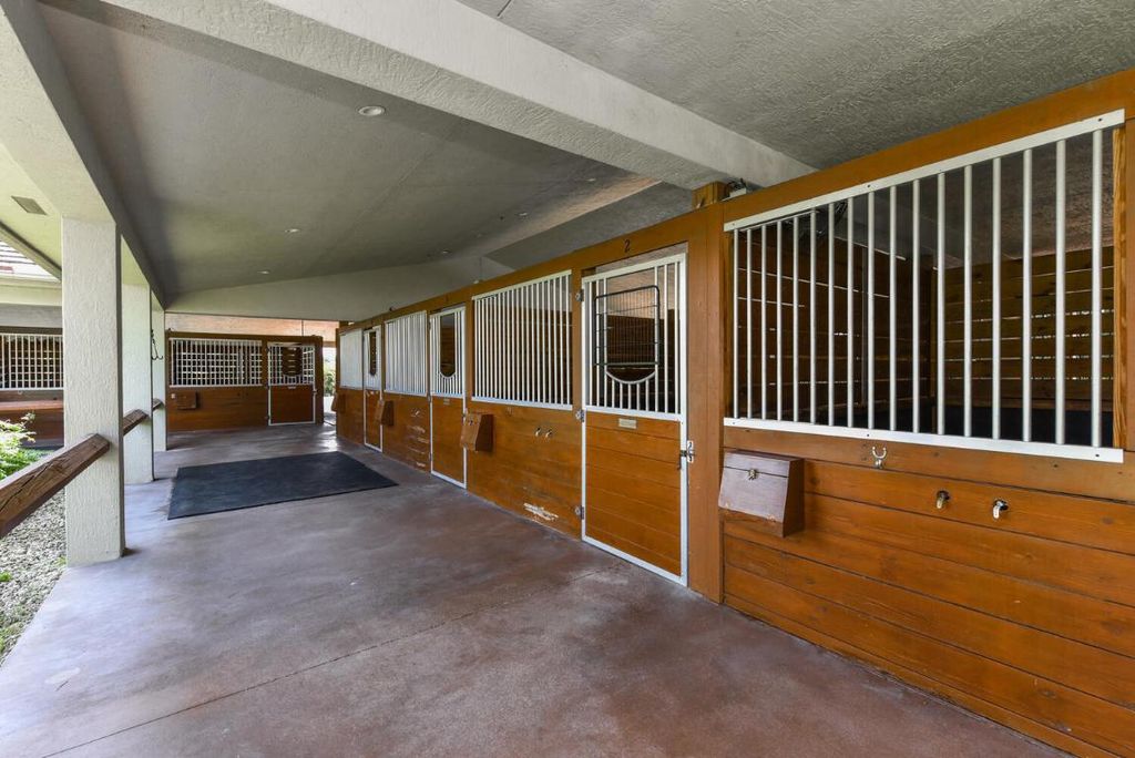 Image 7 of property listing at 2780 Skipiks Way, Wellington, FL 33470