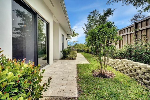 2517 Oceanview Avenue E, Delray Beach, FL 33444
