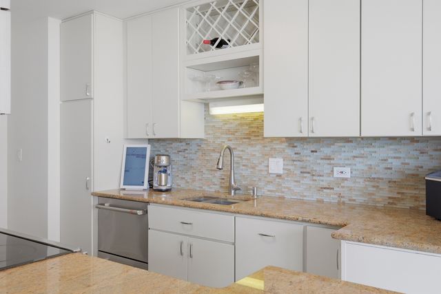 6301 N Sheridan Road W 8E, Chicago, IL 60660