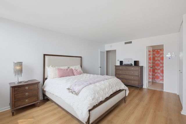 6301 N Sheridan Road W 8E, Chicago, IL 60660