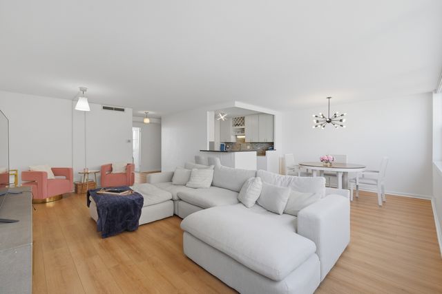 6301 N Sheridan Road W 8E, Chicago, IL 60660