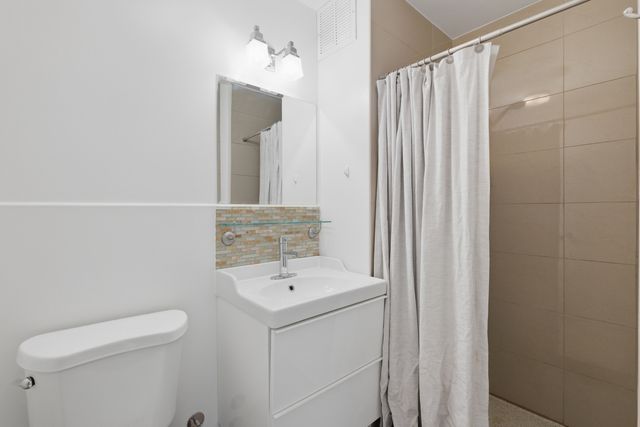 6301 N Sheridan Road W 8E, Chicago, IL 60660