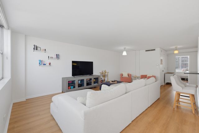 6301 N Sheridan Road W 8E, Chicago, IL 60660