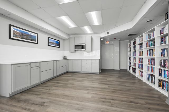 6301 N Sheridan Road W 8E, Chicago, IL 60660